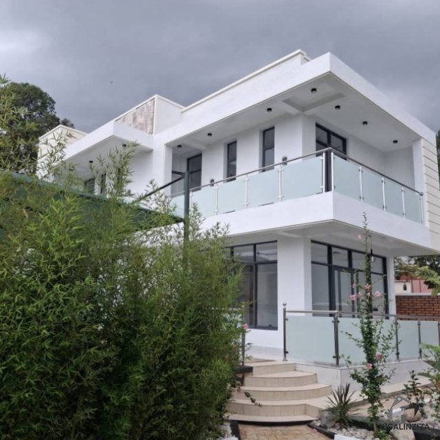 House is for sale in Kicukiro Kagarama 0788579170