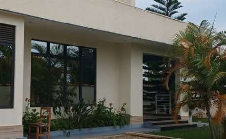 This fully furnished modern house for rent is located at Kigali-Kiyovu in a good and serene neighborhood closer to Central bank of Rwanda (BNR)